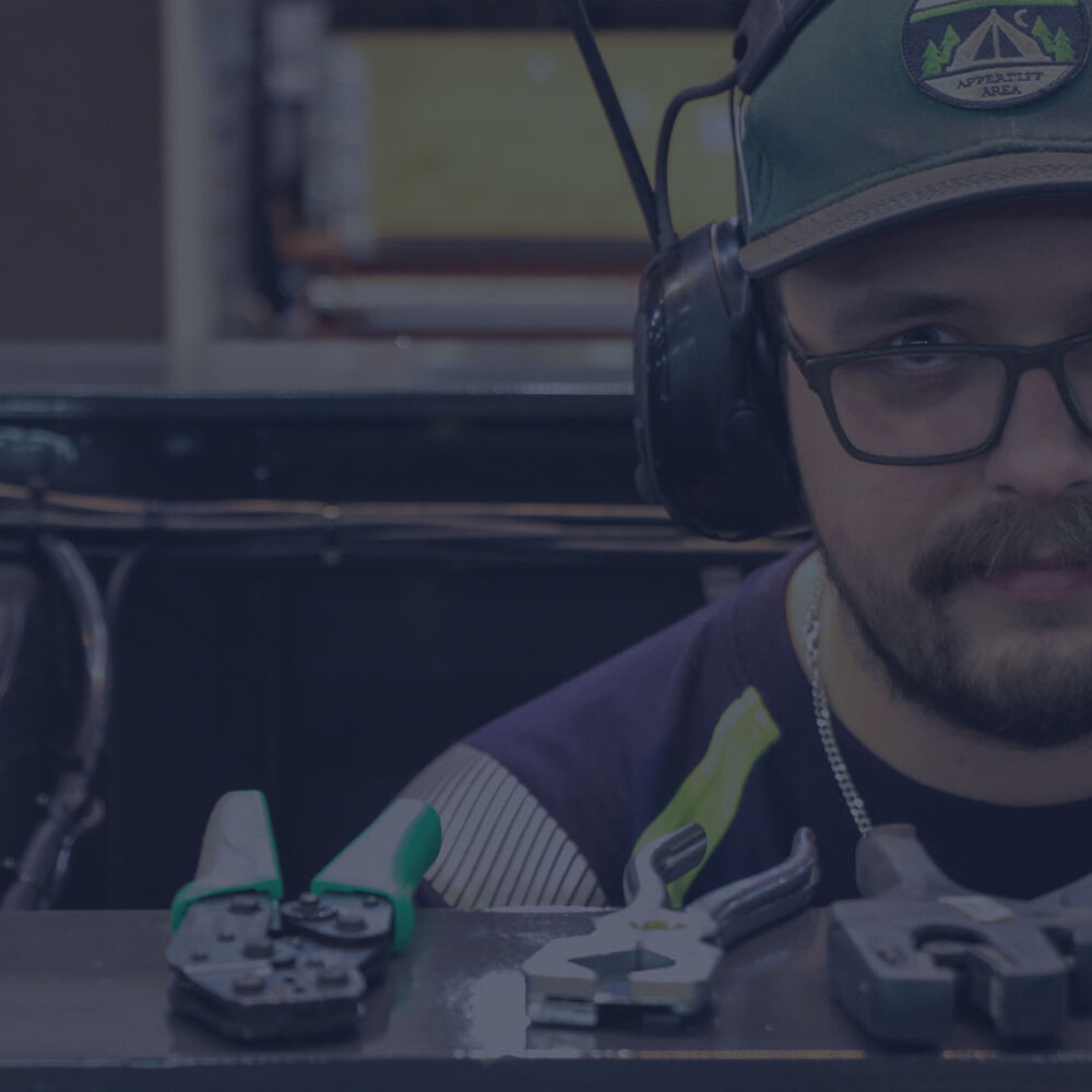 Manlig montör i arbete på kilafors verkstad