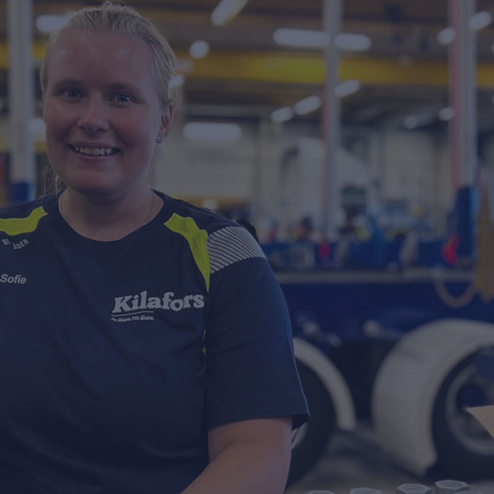 En bild på en anställd som arbetar med maskiner på Kilafors produktionsanläggning