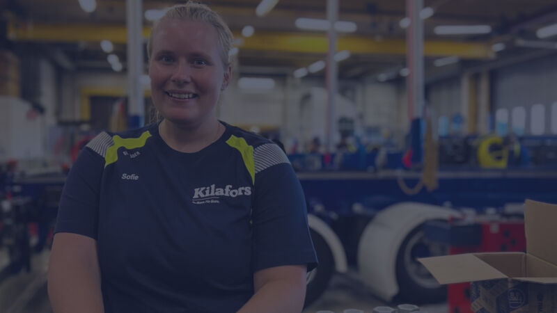 En bild på en anställd som arbetar med maskiner på Kilafors produktionsanläggning