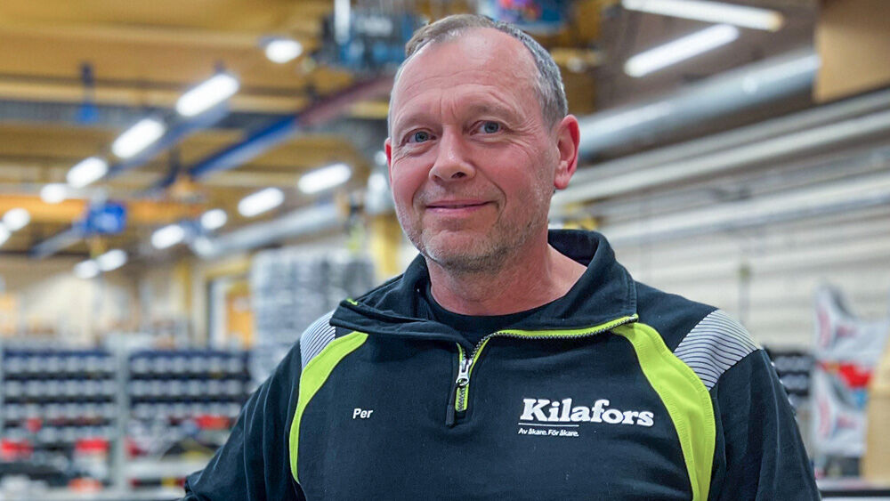 En bild på en anställd som arbetar med administrativa uppgifter på kontoret.