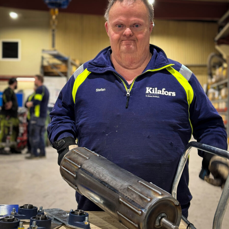 Stefan håller i en del av en Slirej